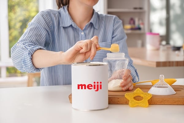 Mẹ bảo quản sữa Meiji cho bé