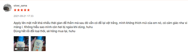 Một người dùng khác bị kích ứng khi sử dụng sản phẩm, đánh giá kem thấm lâu, để lại vệt trắng và có mùi khó chịu. 