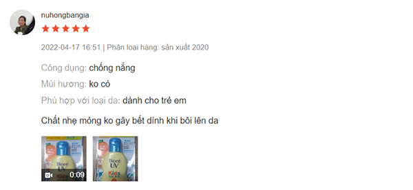 Người dùng nhận xét sản phẩm có chất nhẹ mỏng, không gây bết dính khi bôi lên da. 