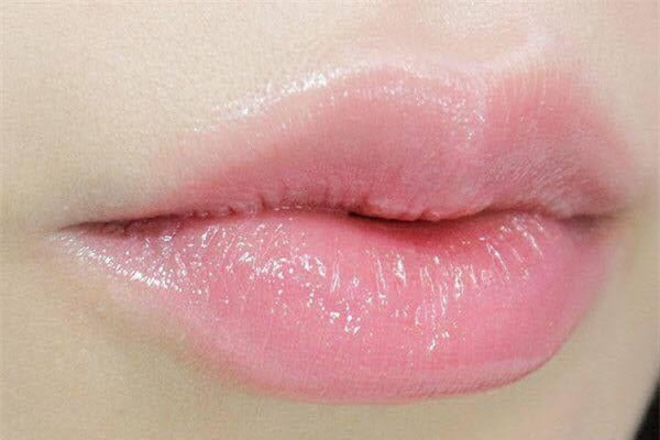 đôi môi sử dụng son dưỡng môi colour lip