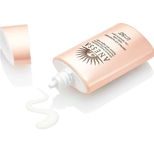 Sữa chống nắng Anessa loại màu hồng phù hợp sử dụng cho làn da dầu mụn