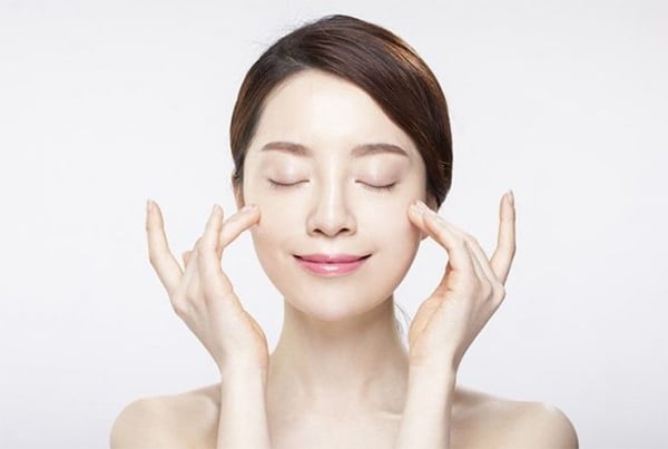 thoa serum lên mặt trước khi thoa kem dưỡng