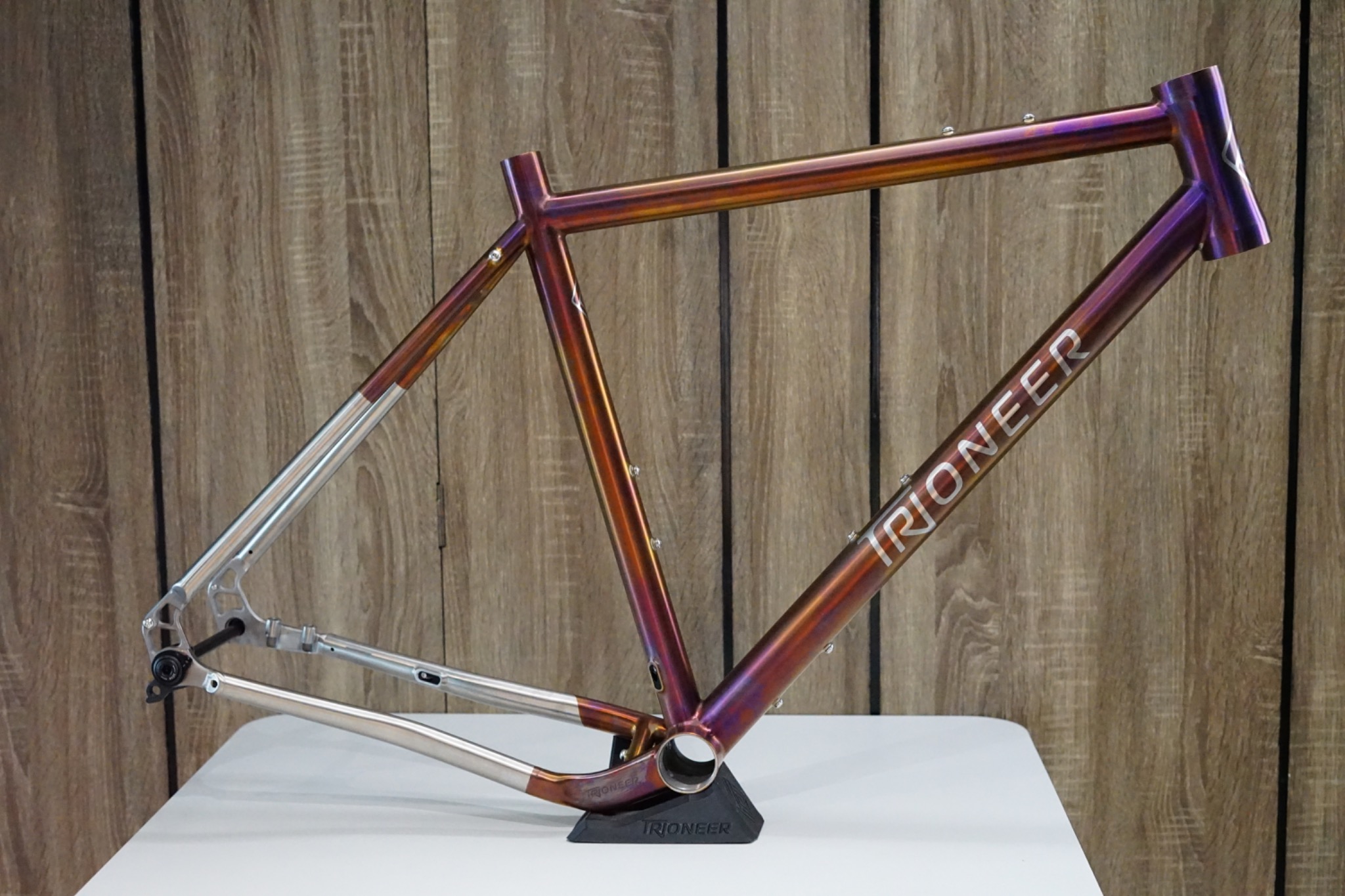 Khung sườn + phuộc carbon T1000 [ GRAVEL - TRIONEER - BẢN ANODE MÀU  ] Titanium