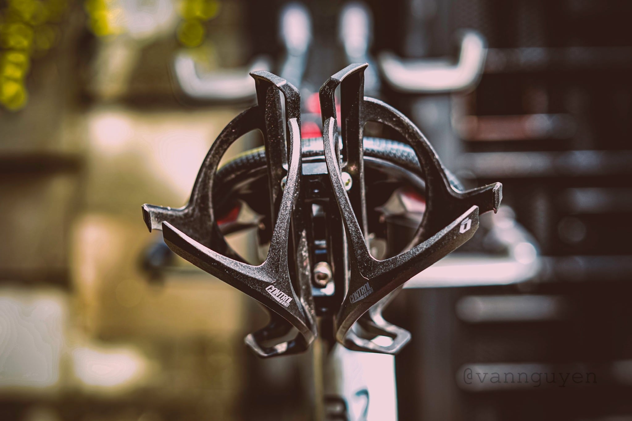 Gọng bình nước phía sau yên, Controltech BC-40