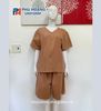 BỘ QUẦN ÁO SPA NÚT SAU LƯNG MÀU NÂU MAY SẴN 004