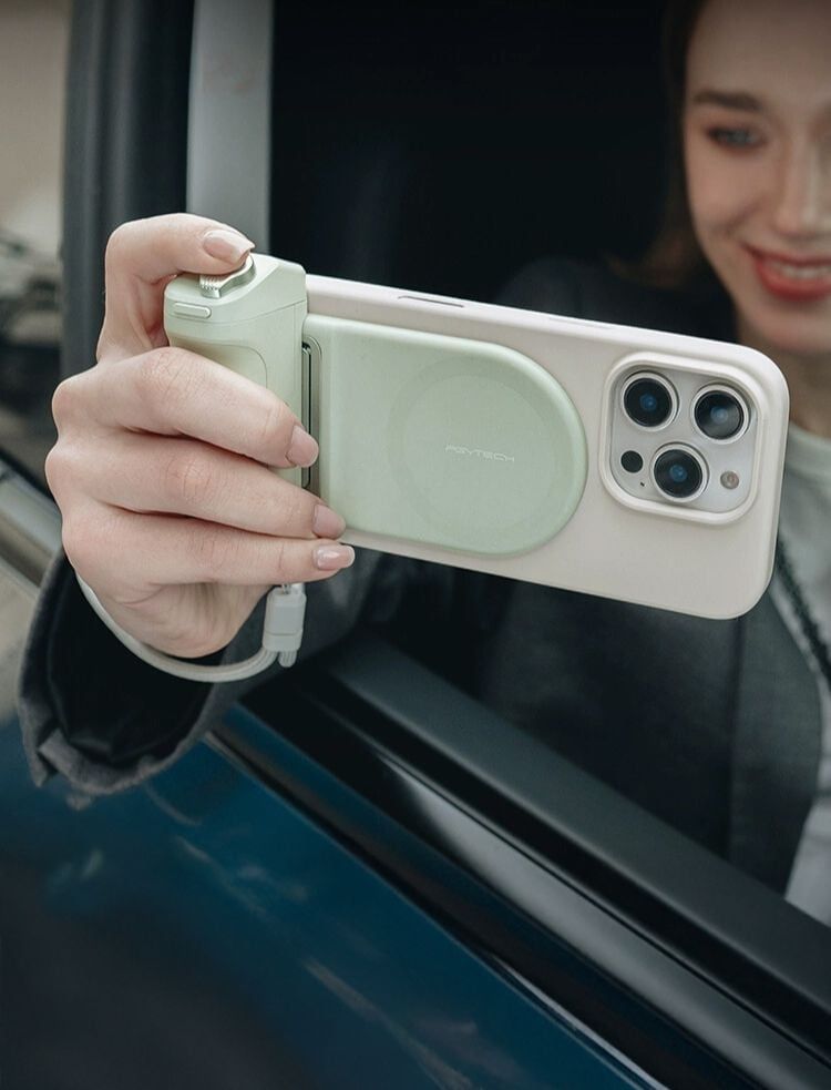 The MagShot | Tay cầm chụp ảnh thông minh kết nối qua Bluetooth, tích hợp sạc không dây & giá đỡ tiện lợi (không hỗ trợ Iphone 13 Pro Max)