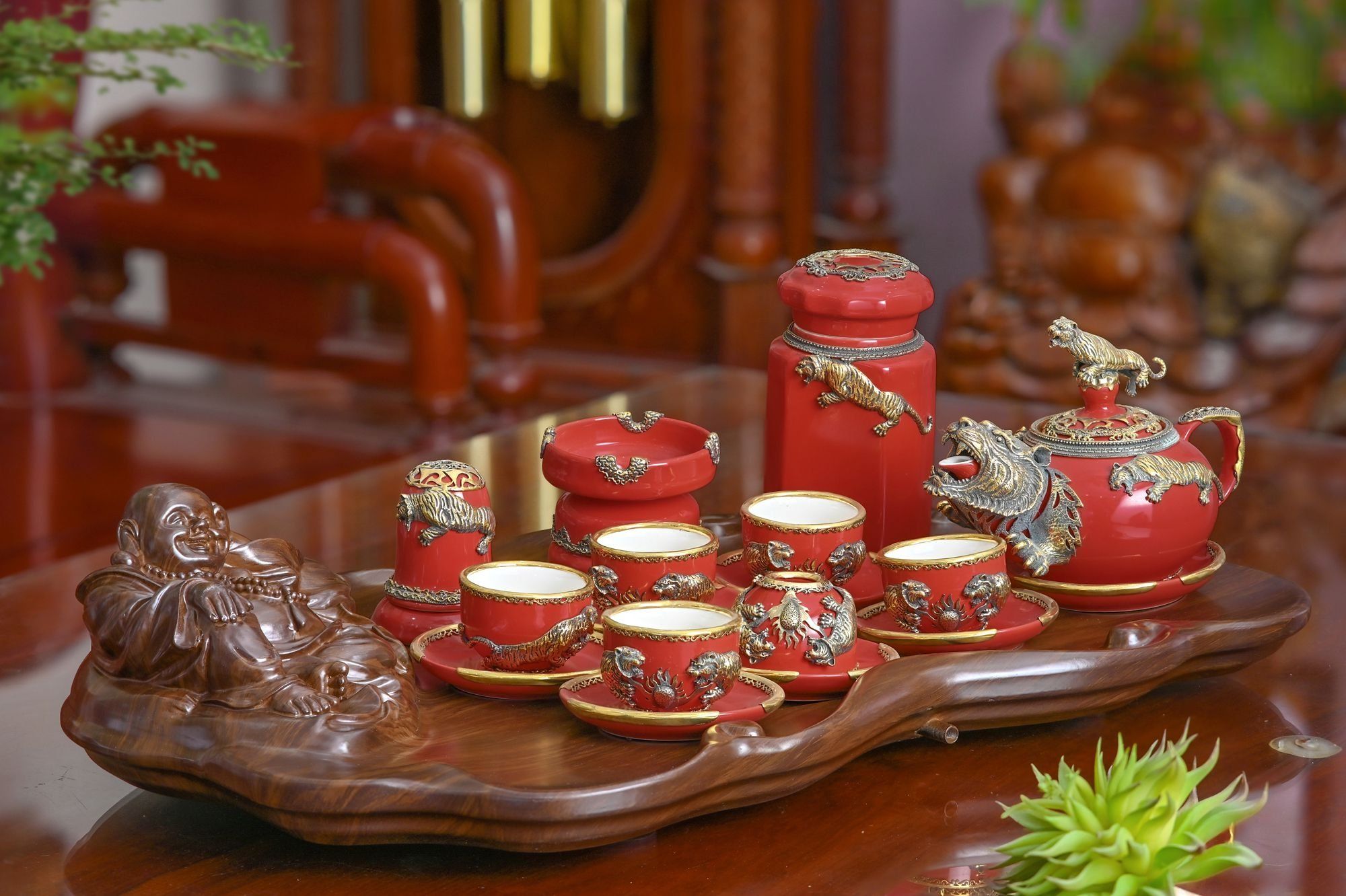  Quà Tặng Doanh Nghiệp | Ấm Chén Bát Tràng vuốt tay họa tiết Hổ đắp nổi men đỏ bọc đồng 