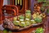  Quà Tặng Doanh Nghiệp | Ấm Chén Bát Tràng vuốt tay họa tiết Lân đắp nổi men xanh ngọc mạ vàng cao cấp 
