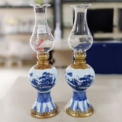  Đèn dầu men lam vẽ sơn thủy dáng chân váy 25cm 