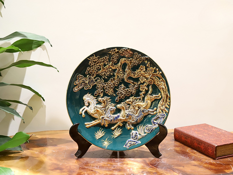  Đĩa cảnh phong thuỷ Mã Đáo Thành Công men xanh lục bảo đắp nổi vẽ vàng đường kính 35 cm | Quà Tặng Khai Trương Đĩa Cảnh Phong Thuỷ 