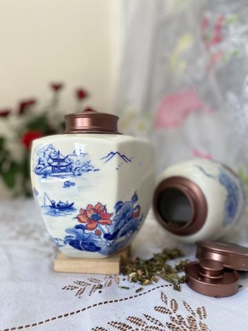  Quà Tặng Doanh Nghiệp hũ đựng trà bằng gốm | Hũ Đựng Trà Cao Cấp dáng vuông men lam vẽ Phong Cảnh cao 18cm 