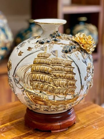  Bình Hút Lộc Bát Tràng Thuận Buồm Xuôi Gió men sứ trắng đắp nổi kênh bong vẽ vàng cao 30cm | Quà Tặng Khai Trương bình hút lộc Bát Tràng 