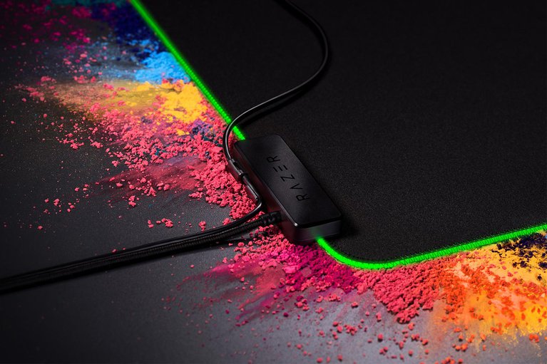 Razer Goliathus Chroma Mat (Black) Connection Closeup - Shiny Black Surface (RGB Powder)