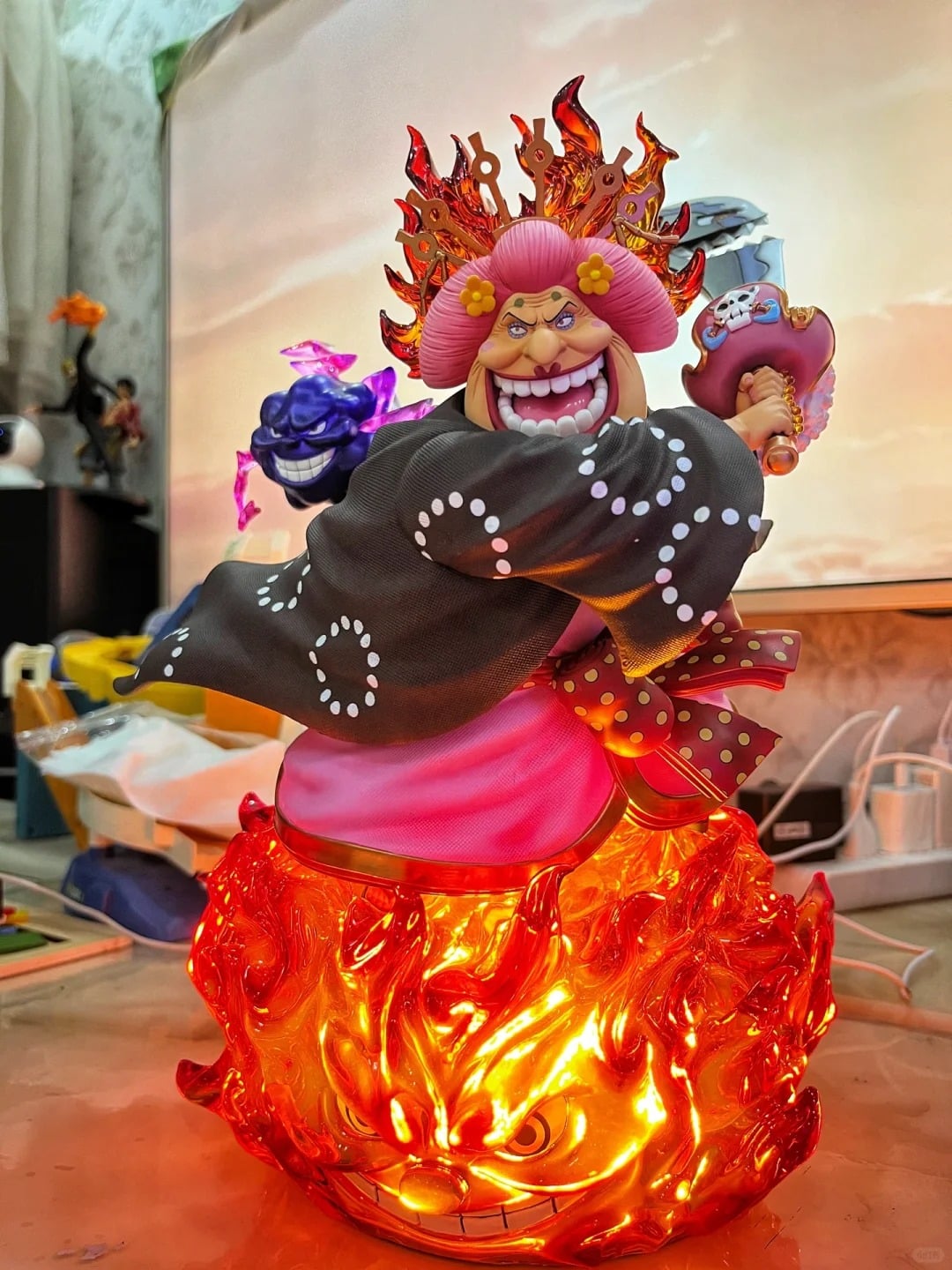  Mô Hình One Piece Tứ Hoàng Big Mom GK Có LED Trạng Thái Chiến Đấu 