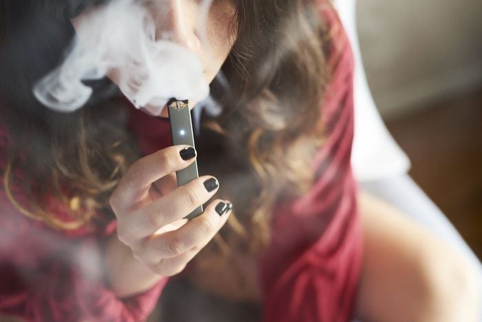 Ảnh con gái hút vape che mặt