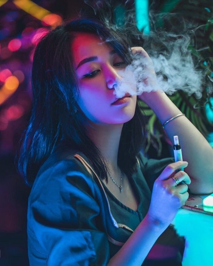 Hình ảnh con gái hút vape – Điều cần biết