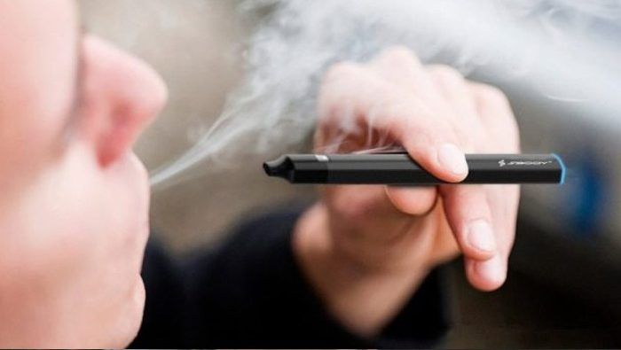 Tại sao hút vape bị gắt cổ?