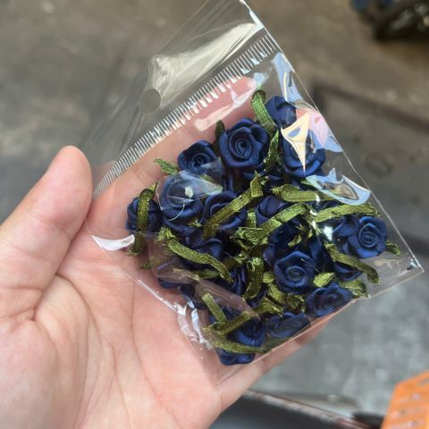  Túi 50 cái - Hoa hồng mini bằng vải satin, loại CÓ LÁ cỡ 15mm - 17 màu 