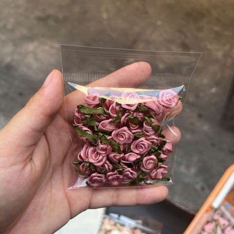  Túi 50 cái - Hoa hồng mini bằng vải satin, loại CÓ LÁ cỡ 15mm - 17 màu 