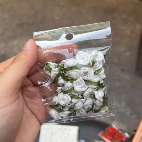  Túi 50 cái - Hoa hồng mini bằng vải satin, loại CÓ LÁ cỡ 15mm - 17 màu 