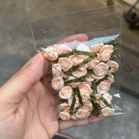  Túi 50 cái - Hoa hồng mini bằng vải satin, loại CÓ LÁ cỡ 15mm - 17 màu 