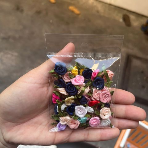  Túi 50 cái - Hoa hồng mini bằng vải satin, loại CÓ LÁ cỡ 15mm - 17 màu 