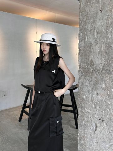  Set Prada Suit Item Vest Top And Half Skirt 