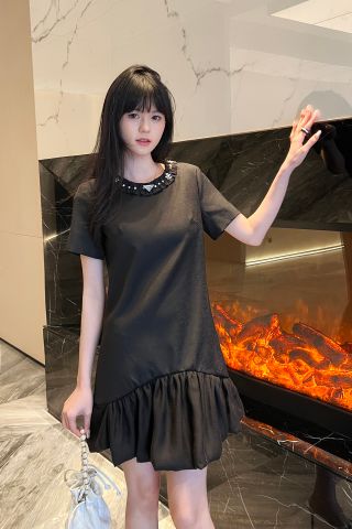  Váy Prada Round Neck Dress With Water Diamond Triangle Design 