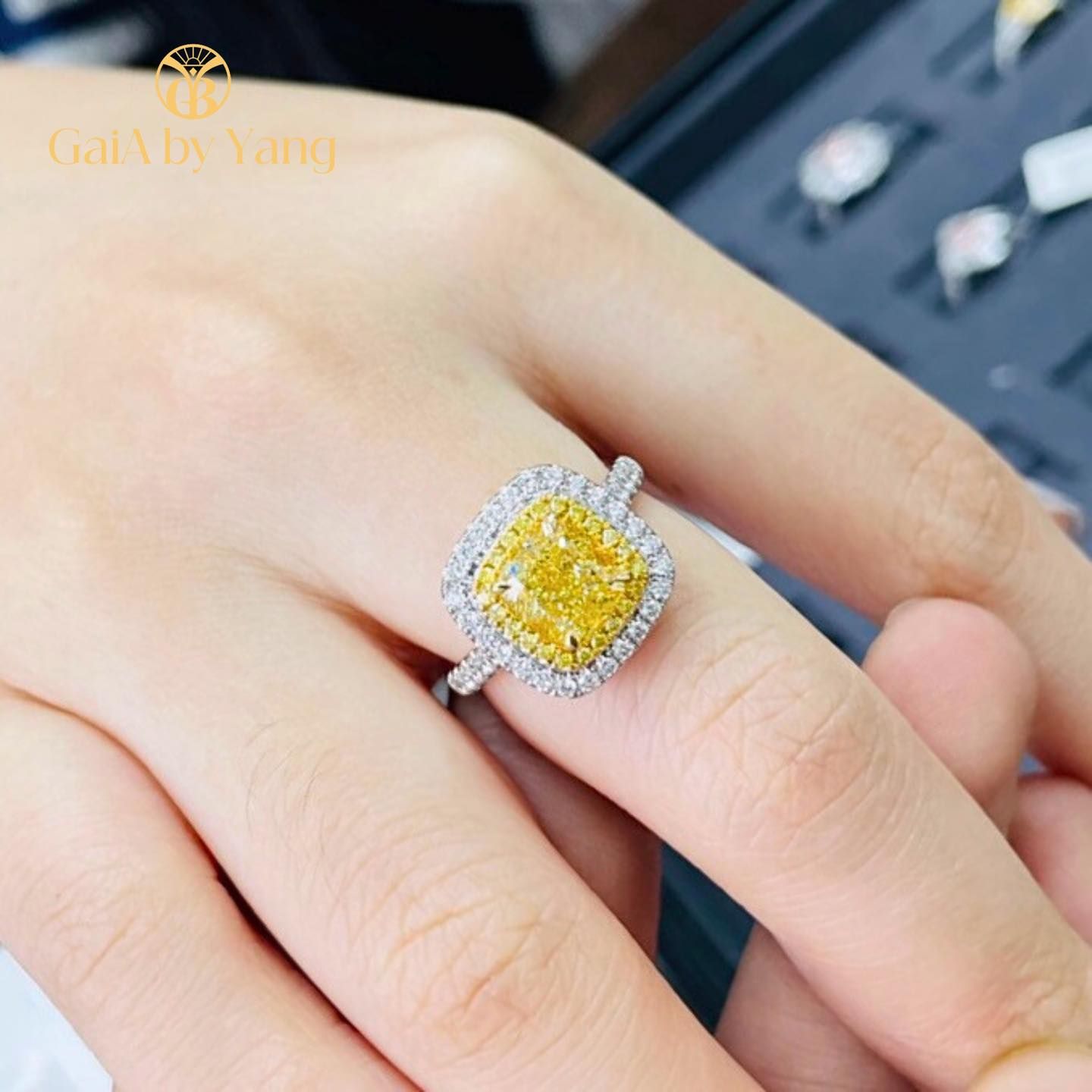  Nhẫn vàng trắng đính Kim Cương Vàng 