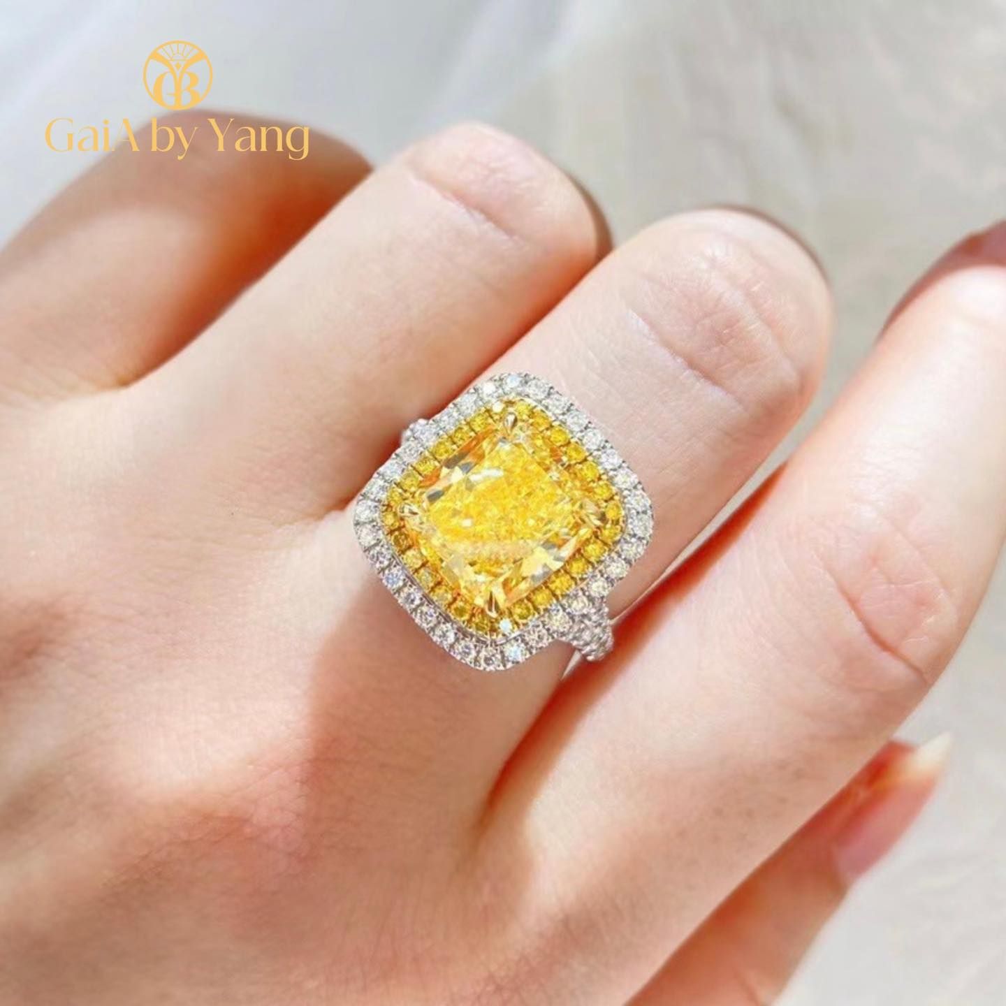  Nhẫn vàng trắng đính Kim Cương Vàng 