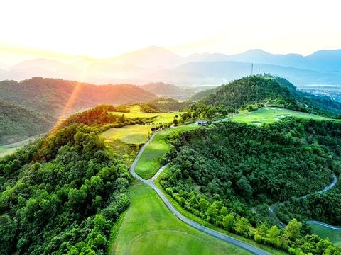  Hilltop Valley Golf Club - Goda Golf 
