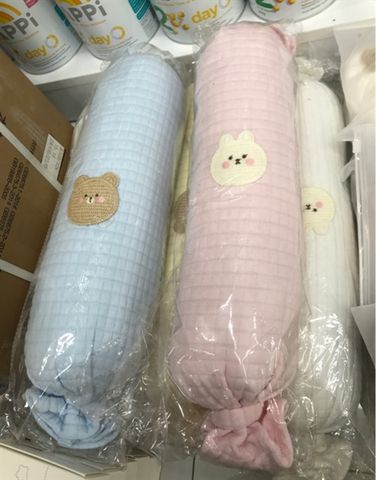 GỐI ÔM HÌNH KẸO ĐÍNH STICKER