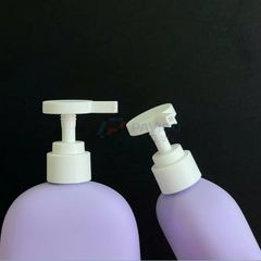 Chai bầu dẹt 300ml 500ml sữa rửa mặt tím nhạt nắp trắng vòi nhấn