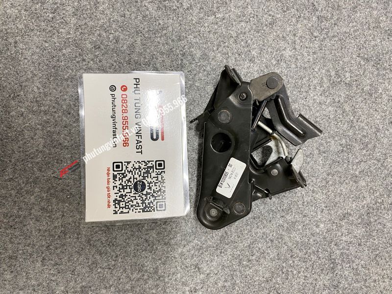 Khoá nắp cabo dưới bên phải Vinfast Lux A - BIW10000855