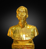 Quà Tặng Sếp Tượng Bác Hồ bằng đồng dát vàng 24K kích thước 30 x 26 x12 cm 