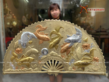  Quà Tặng Sếp Tranh Quạt Cửu Ngư Quần Hội dát tam khí kích thước 94 x 167 cm 