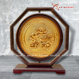  Quà Tặng Doanh Nghiệp Tranh Hoa Sen khung bát giác kích thước 32 x 40 cm; đường kính 20 cm mạ vàng 24K 