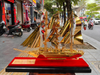  Quà tặng Mô Hình Thuyền Buồm mạ vàng 24K kích thước 42 x 54 x 16 cm 