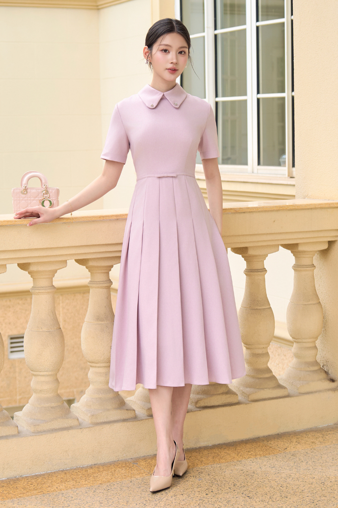 Váy nữ dáng dài xếp ly màu hồng ngắn tay cổ vạt tròn đính cúc đá eo thắt đai nơ YAME YV634