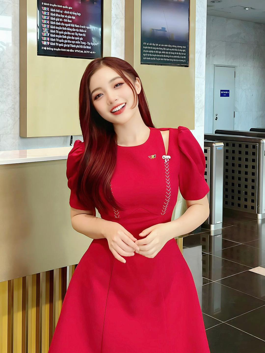 Váy nữ dáng A khoét vai đột chỉ phối màu đính nơ đá trang trí ngắn tay đen đỏ sang trọng YAME YV240