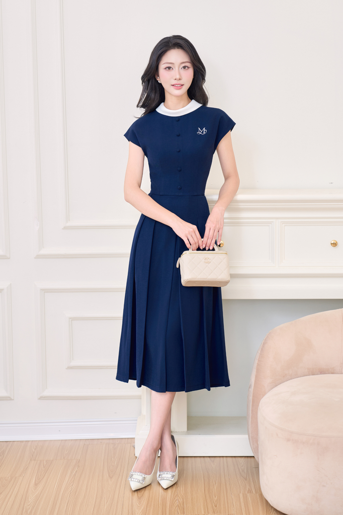 Váy xếp ly tay chờm cổ trắng đính cúc thêu chữ YAME YV689