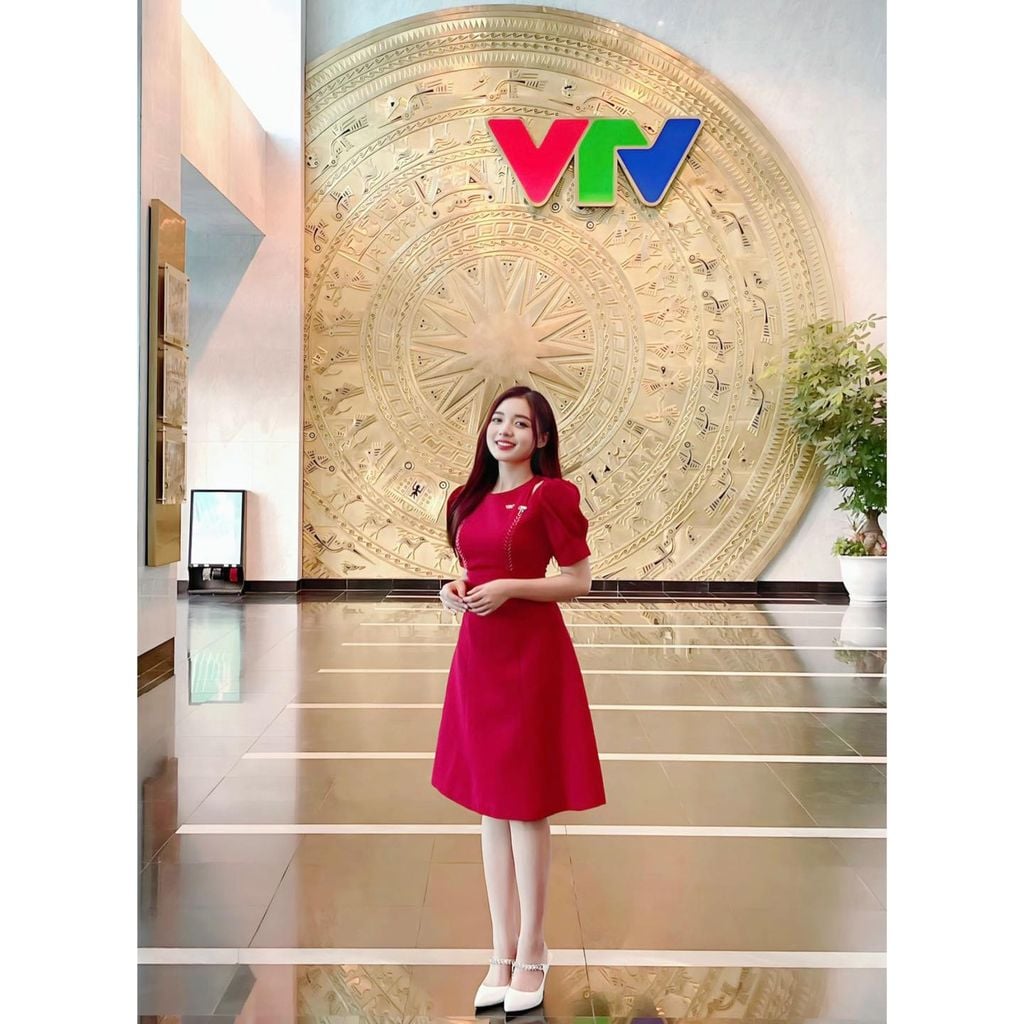 Váy nữ dáng A khoét vai đột chỉ phối màu đính nơ đá trang trí ngắn tay đen đỏ sang trọng YAME YV240