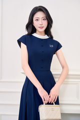 Váy xếp ly tay chờm cổ trắng đính cúc thêu chữ YAME YV689