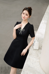 Váy nữ dáng A vải tuyết mưa đính dây kim tuyến đá hình nơ YAME YV330