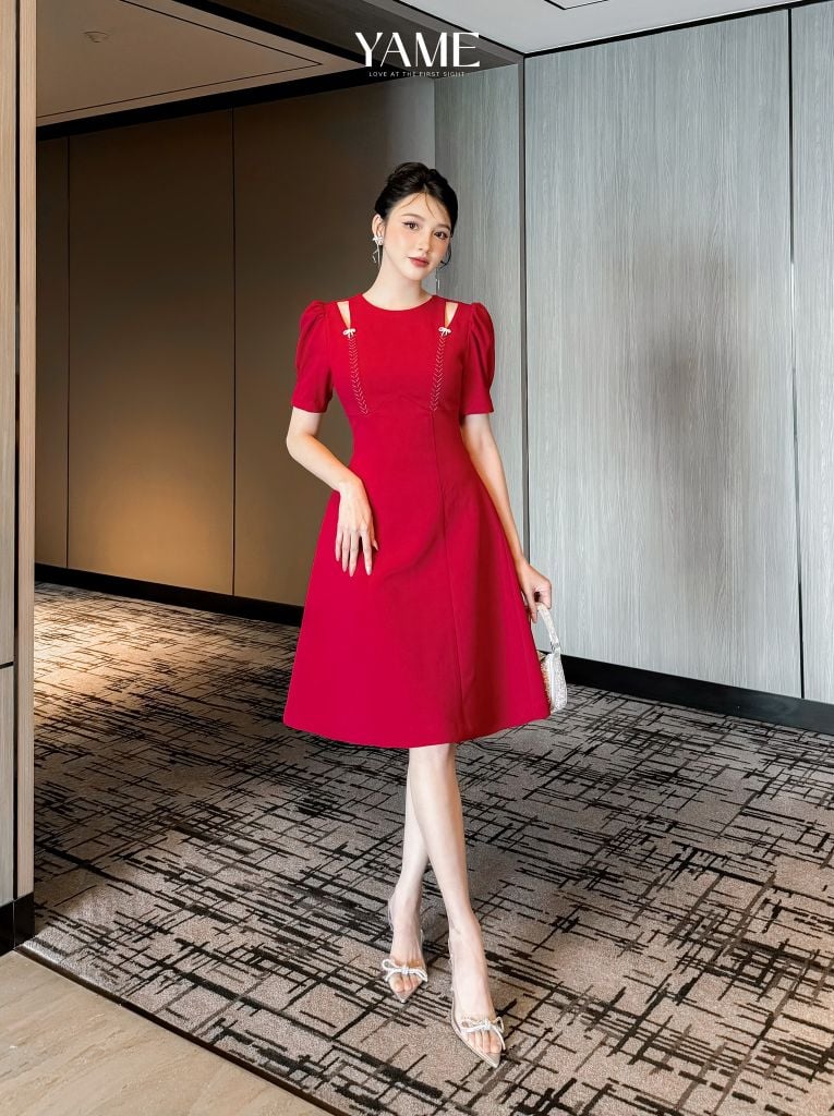 Váy nữ dáng A khoét vai đột chỉ phối màu đính nơ đá trang trí ngắn tay đen đỏ sang trọng YAME YV240