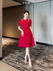 Váy nữ dáng A khoét vai đột chỉ phối màu đính nơ đá trang trí ngắn tay đen đỏ sang trọng YAME YV240
