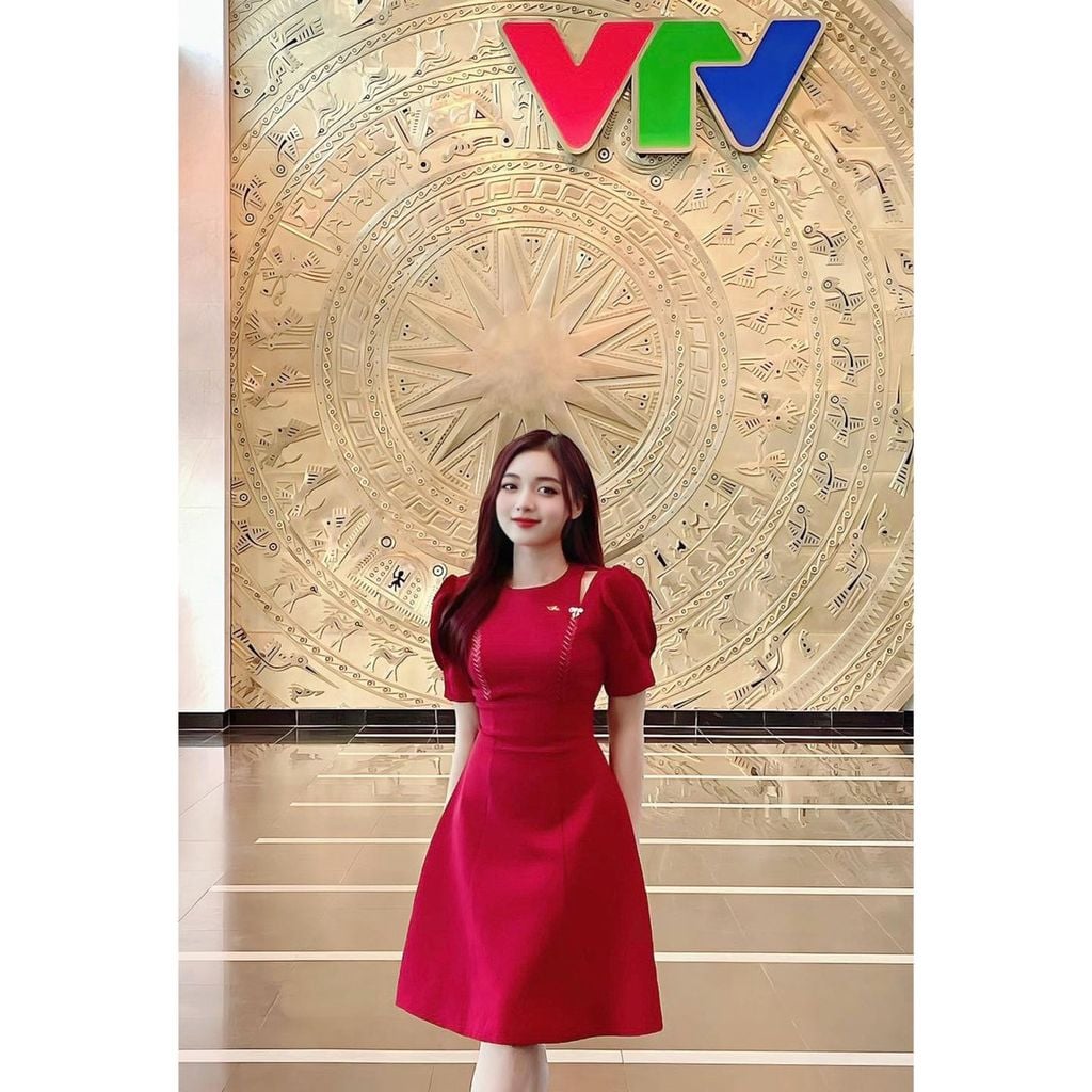 Váy nữ dáng A khoét vai đột chỉ phối màu đính nơ đá trang trí ngắn tay đen đỏ sang trọng YAME YV240