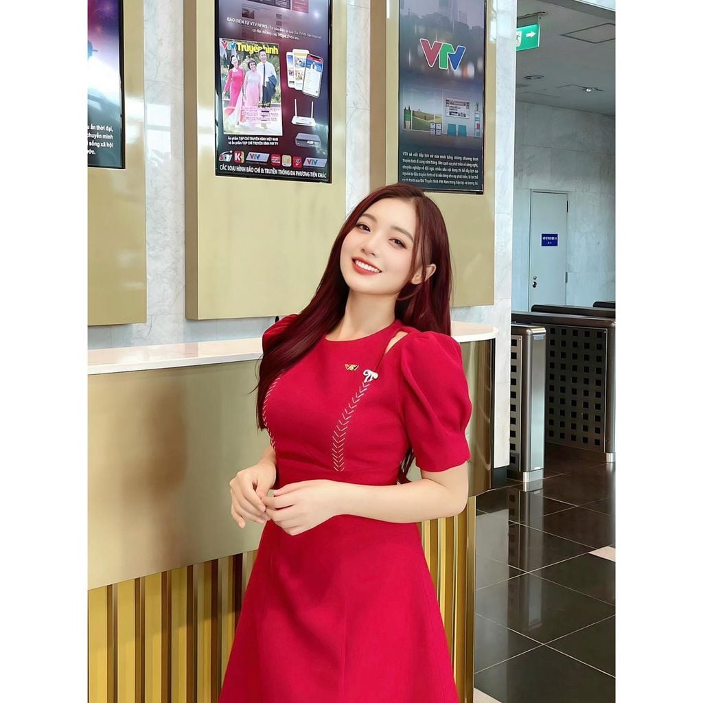 Váy nữ dáng A khoét vai đột chỉ phối màu đính nơ đá trang trí ngắn tay đen đỏ sang trọng YAME YV240