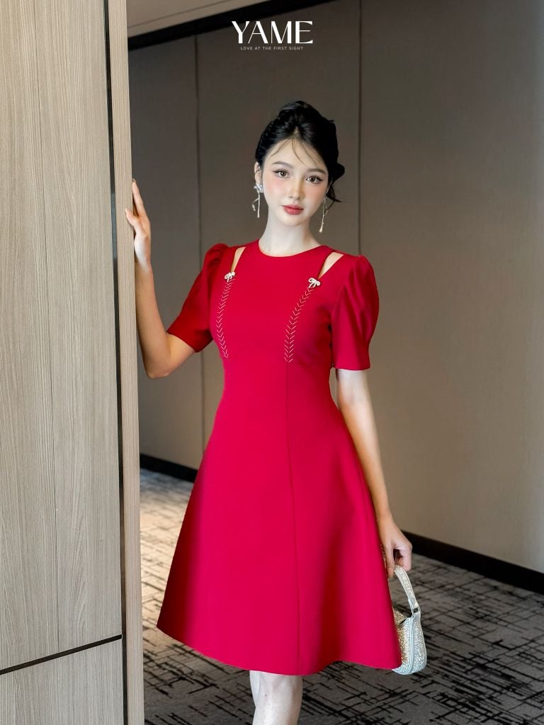 Váy nữ dáng A khoét vai đột chỉ phối màu đính nơ đá trang trí ngắn tay đen đỏ sang trọng YAME YV240