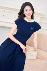 Váy xếp ly tay chờm cổ trắng đính cúc thêu chữ YAME YV689